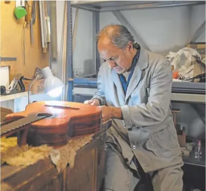  ?? ?? Felipe Conde, en el taller de Arrieta, con una réplica de la guitarra de Paco de Lucía de 1975