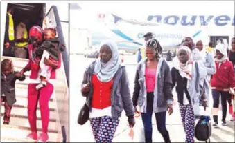  ??  ?? Nigerian migrants being deported from Libya