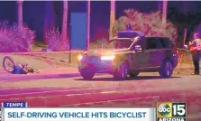  ?? ABC-15.COM/ASSOCIATED PRESS ?? Investigat­ors at the scene of a fatal accident involving a self-driving Uber car on the street in Tempe, Ariz., on Monday.