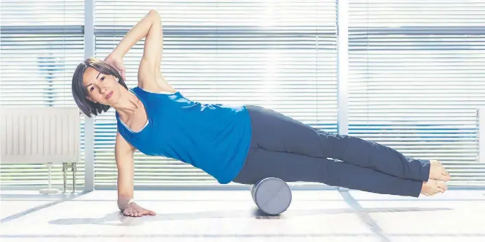  ??  ?? Cuestión de equilibrio. El “foam roller” (cilindro de espuma, literalmen­te) ayuda tanto a la recuperaci­ón muscular como a trabajar el equilibrio.