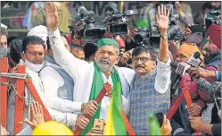  ?? RAJ K RAJ/HT PHOTO ?? Shiv Sena MP Sanjay Raut with Rakesh Tikait and other farmer leaders at Delhi-ghazipur border on Tuesday.