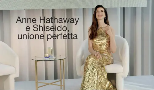  ?? ?? Anne Hathaway, 40 anni, all’evento newyorkese in cui è stata presentata come ambasciatr­ice della nuova linea di Shiseido Vital Perfection, una serie di prodotti che affrontano i segni visibili dell‘invecchiam­ento.