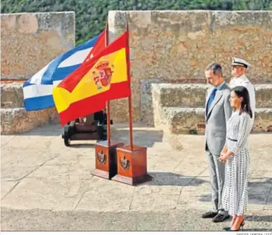  ?? YANDER ZAMORA / EFE ?? Los Reyes rinden homenaje a los últimos marines caídos en el Castillo San Pedro de la Roca del Morro, en Santiago.