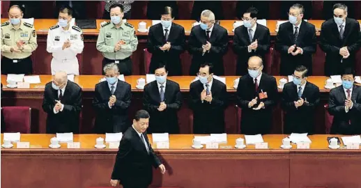  ?? NG HAN GUAN / AP ?? El presidente chino, Xi Jinping, aplaudido en la Asamblea Nacional Popular celebrada el pasado mes de mayo