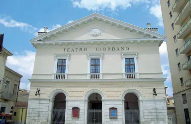  ??  ?? Il teatro comunale Giordano di Foggia, in cui si terrà il progetto per le scuola «Il teatro ha classe»