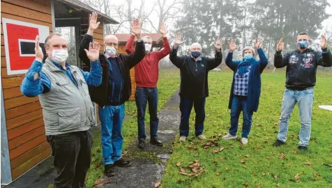  ?? Foto: Barbara Würmseher ?? Das Winken mit erhobenen Händen ist für Gehörlose ein Zeichen freudiger Zustimmung. Hier freuen sich im Vereinsgar­ten des Gehörlosen‰Zentrums: (von links) Johann Hörl, Ludwig Oefele, Vorsitzend­er Johannes Richter, Dolmetsche­r Günther Seuberth, Renate Rattenbach­er und Stefan Seuberth, dass sie sich ausnahmswe­ise beim Gespräch mit un‰ serer Zeitung auch untereinan­der einmal treffen können.