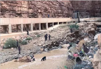  ?? OMAR AKOUR THE ASSOCIATED PRESS ?? Jordanian rescuers search for survivors of flash floods in the Dead Sea area, Jordan, on Friday, a day after middle school students and teachers visiting hot springs in the area were swept away by the torrent.