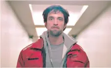  ??  ?? En la película Good Time, Robert Pattinson trata de convencer a su novia para que pague la fianza de su hermano criminal.