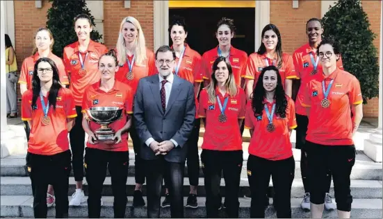  ?? BALLESTERO­S / EFE ?? Campeonas en la Moncloa. De izquierda a derecha Leonor Rodríguez, Alba Torrens, Laura Gil, Beatriz Sánchez, María Conde, Marta Xargay, Sancho Lyttle (arriba); Leticia Romero, Laia Palau, Mariano Rajoy, Anna Cruz, Sílvia Domínguez y Laura Nicholls, ayer