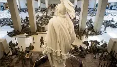  ?? (Photo EPA) ?? Image inédite : la Garde nationale se reposant dans le Capitole.