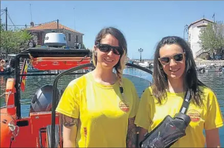  ?? EUSEBIO VAL ?? Anabel Montes (izquierda) y Ester Camps, en el puerto de Skala Sikaminias, en la costa norte de Lesbos