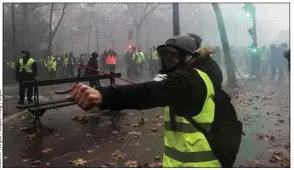 ??  ?? Paris, samedi, 3e journée nationale de la mobilisati­on des « gilets jaunes ».