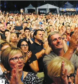  ??  ?? Graham Russell et Russell Hitchcock d’air Supply. Beckley et Dewey Bunnell de la formation America. biance était au plaisir et à la nostalgie. Gerry L’amPHOTOS ANNIE T. ROUSSEL ET COURTOISIE STÉPHANE BOURGEOIS – FEQ