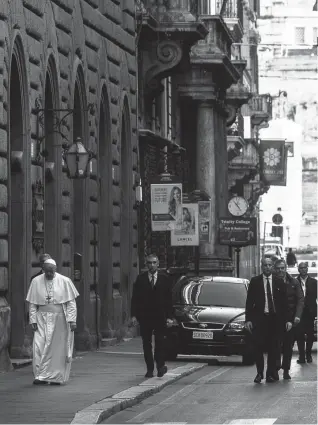  ?? FOTO ANSA ?? Cittadino
Il 15 marzo 2020, prima settimana di lockdown, il Papa cammina per le strade di Roma