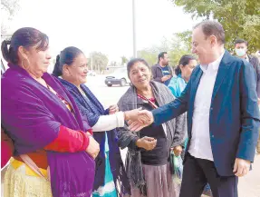  ?? ?? l El gobernador Alfonso Durazo Montaño saluda a un grupo de mujeres yaquis durante un evento.