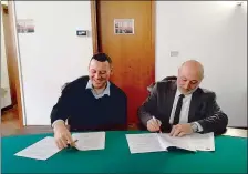  ??  ?? La firma dell’accordo Da sinistra: Emanuele Amodei, presidente Psg, e Matteo Tonelli, presidente Fondazione Csco