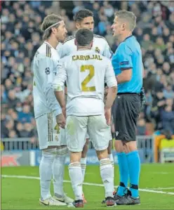  ?? ?? Ramos, Varane y Carvajal hablan con Orsato en el choque ante el City.