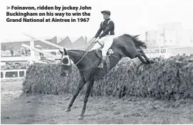  ??  ?? > Foinavon, ridden by jockey John Buckingham on his way to win the Grand National at Aintree in 1967