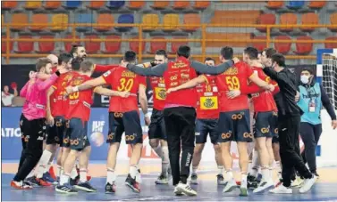  ??  ?? Los Hispanos celebran en corro la victoria ante Túnez que les permite avanzar a la segunda fase.