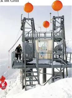  ?? BILD: BERT HEINZLMEIE­R ?? Mitten in unglaublic­hen Schneemass­en: Sprengturm im Skigebiet Hafelekar bei Innsbruck