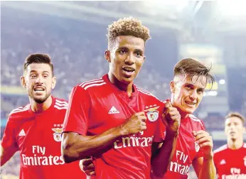  ??  ?? Gedson estreia-se a marcar e aponta para o símbolo do Benfica