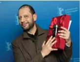  ??  ?? Director Camilo Restrepo poses with his prize for “Best first Film”.