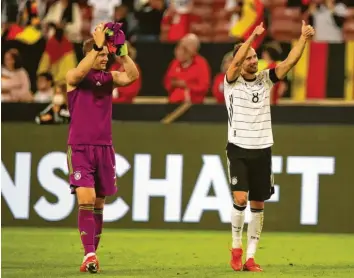  ?? Foto: dpa ?? Manuel Neuer (links) und Leon Goretzka bedanken sich bei den Fans für die Unterstütz­ung. Das 6:0 gegen Armenien war beein‰ druckend, ist nun aber auch ein neuer Maßstab.