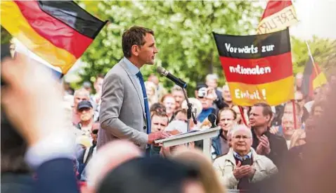  ??  ?? Bei einer Kundgebung in Erfurt stellte sich Björn Höcke im innerparte­ilichen Kampf um die zukünftige Strategie der AfD erneut gegen die Bundesvors­itzende seiner Partei, Frauke Petry. Foto: Sascha Fromm