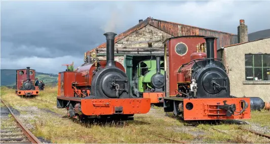  ?? JOEY EVANS ?? A trio of ‘Quarry Hunslets’ – Works Nos. 823 Irish Mail, 542 Cloister and 3903 Statfold
– in their spiritual quarry setting at the Threlkeld Quarry Railway on July 27 2017. In the shed is Bagnall 0-4-0ST Sir Tom.
