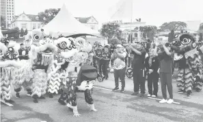  ?? Emmor — Gambar Roystein ?? SIMBOLIK PELEPASAN: Dr Abdul Rahman (tiga kanan) melepaskan kumpulan tarian singa pada Program Kuching Car Free Morning semalam. Turut kelihatan Hilmy (empat kanan).