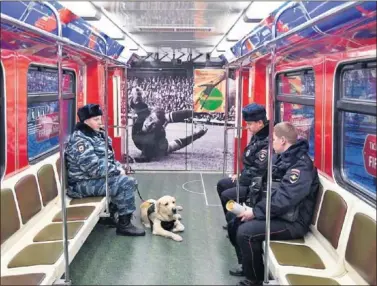  ??  ?? SEGURIDAD. Policías con perro ya patrullan por los vagones del metro.