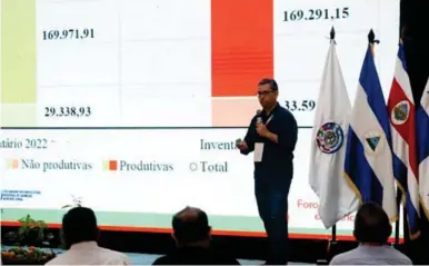  ?? FOTO: FRANKLYN MUÑOZ ?? PONENCIA. El fitopatolo­gista José Belasque expone sobre la situación del HLB en Brasil.