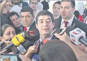  ??  ?? El vice Hugo Velázquez trató de no demeritar a Ulises Quintana, pero indicó que este debe primero demostrar su inocencia para candidatar­se a la Comuna de Ciudad del Este.