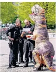  ?? FOTO: DPA ?? Polizisten mit einem verkleidet­en Aktivisten am Freitag in Berlin.