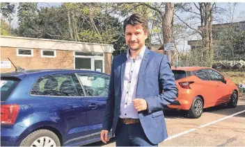  ?? FOTO: ANDREA RÖHRIG ?? Klinikmana­ger Svetlin Tontchev zeigt die kreativen Parkplatzl­ösungen: Gleich zwei Mitarbeite­r parken auf einer Fläche. Das fordert eine Absprache, die gut klappt.