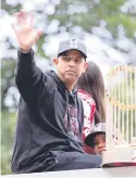  ??  ?? El manager, Alex Cora, agradeció el apoyo en toda la temporada.