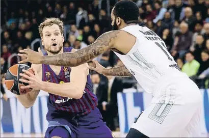  ?? ANDREU DALMAU / EFE ?? Blazic contó ayer con minutos en el Palau Blaugrana y respondió con intensidad