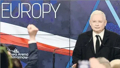  ?? JANEK SKARZYNSKI / AFP ?? Jaroslaw Kaczynski, líder de Ley y Justicia, ayer en la sede del partido