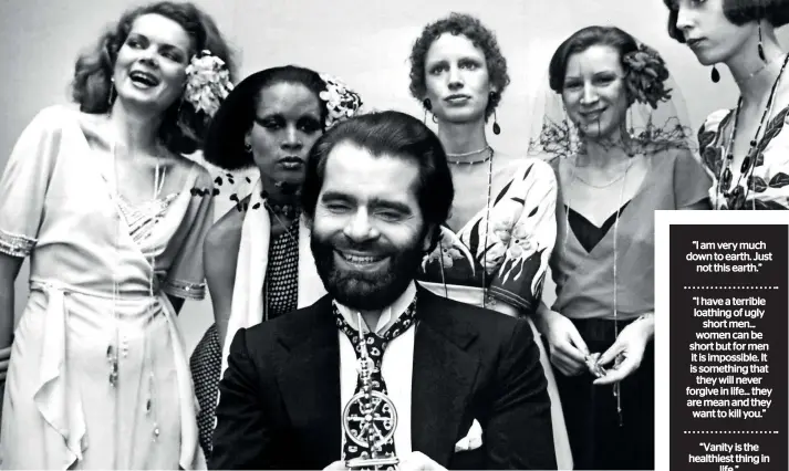  ??  ?? Picture taken on November 29, 1973 shows German fashion designer Karl Lagerfeld posing with models after receiving an award in Krefeld, western Germany