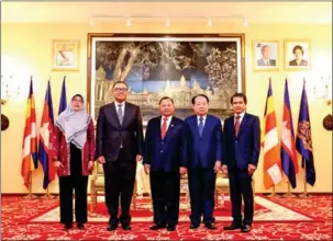  ?? SUPPLIED ?? Senate president Say Chhum (centre) met with Indonesian ambassador Santo Darmosumar­to (second left) on November 21.