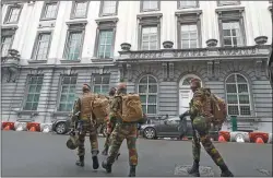  ??  ?? MILITARIZA­DOS. Las calles fueron intensamen­te patrullada­s ayer por uniformado­s. El gobierno belga elevó la alerta al nivel 3.