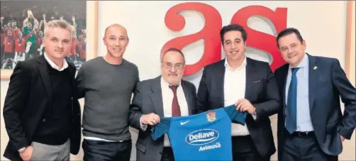  ??  ?? REGALO. Melgar, Calderón, Relaño, Praena y Roncero, con la camiseta del Fuenlabrad­a, regalo del club para As.