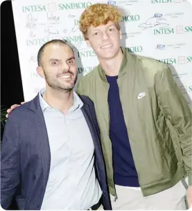  ?? ?? L’emozione del tennis Daniele Cassoli campione paralampic­o di sci nautico (qui con Jannik Sinner) cieco dalla nascita sta raccontand­o le partite della Finals dagli spalti del Pala Alpitour e dalla lounge di Intesa Sanpaolo: Daniele ascolta i movimenti della palla e dei giocatori coglie le reazione del pubblico. Perché lo sport è emozione