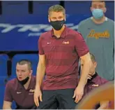  ?? CHARLIE NEIBERGALL/AP ?? Porter Moser was in his first game as Loyola’s coach in 2011 the last time the Ramblers squared off against Illinois.