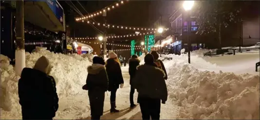  ?? Photo: Courtoisie ?? Malgré les 53 centimètre­s de neige qui sont tombés sur la capitale le 8 mars dernier, les élèves ont bien profité de leur visite sur le vieux Rocher.