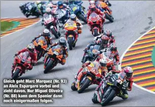  ??  ?? Gleich geht Marc Marquez (Nr. 93) an Aleix Espargaro vorbei und zieht davon. Nur Miguel Oliveira (Nr. 88) kann dem Spanier dann noch einigermaß­en folgen.