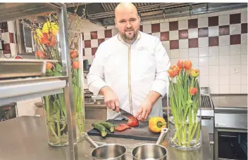  ?? RP-FOTO: HANS-JÜRGEN BAUER ?? Koch Christoph Holm von Frank’s fängt schon mal mit den Zutaten an, um Ostern ein viergängig­es Menü zum Abholen oder Liefern fertig zu haben.