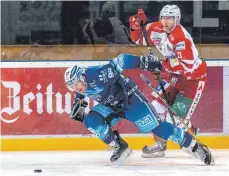  ?? FOTO: CHRISTIAN FLEMMING ?? Die EV Lindau Islanders (li. Nikolas Oppenberge­r) mussten sich bei den Eisbären Regensburg (Erik Keresztury) knapp geschlagen geben.