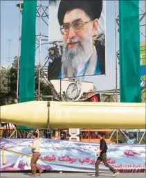  ??  ?? TEHERÁN. Exhibición del arsenal nuclear iraní en un desfile.