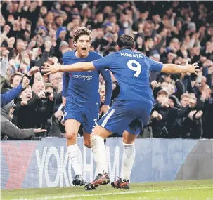  ?? — Gambar Reuters ?? PRESTASI HEBAT: Alonso (kiri) meraikan jaringanny­a bersama Morata ketika membantu Chelsea menewaskan Brighton pada aksi liga di Stamford Bridge. London Selasa lepas.